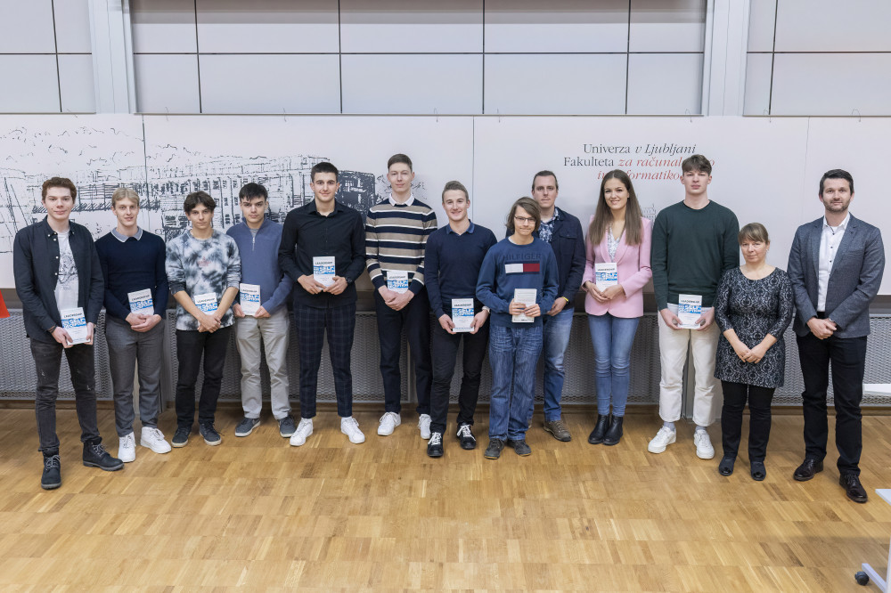 Fotografija študentov prejemnikov dekanjinih pohval